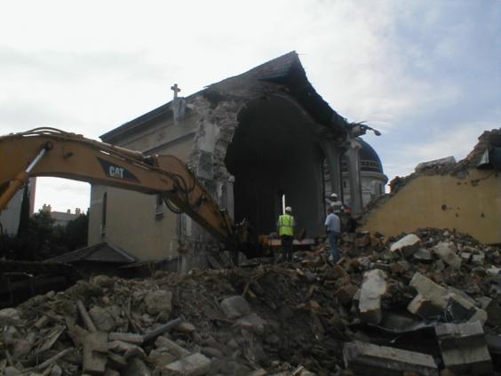 La destruction de la chapelle des anciens élèves en 2004