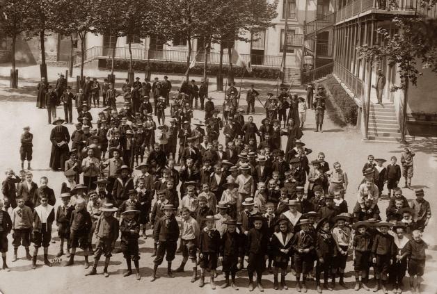 Dans la cour vers 1900